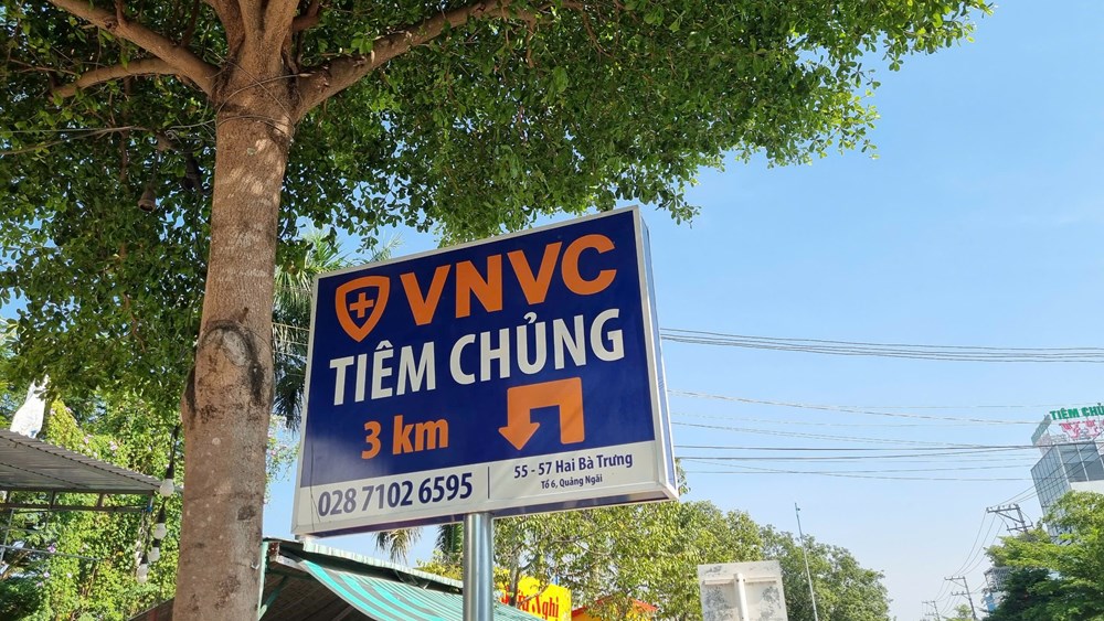 Hàng loạt biển quảng cáo “VNVC tiêm chủng” đặt dọc đường chưa được cấp phép - ảnh 3