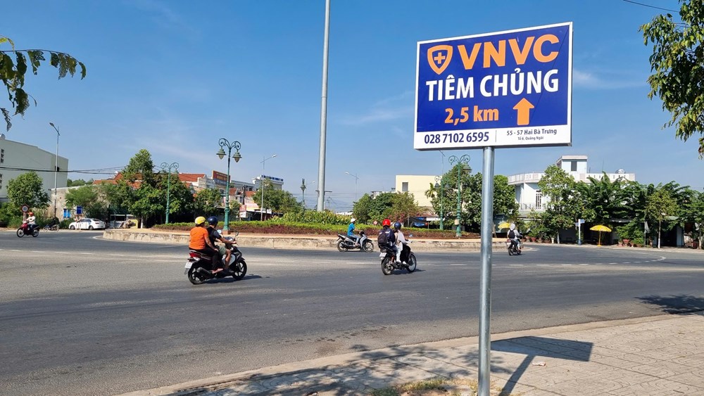 Hàng loạt biển quảng cáo “VNVC tiêm chủng” đặt dọc đường chưa được cấp phép - ảnh 1