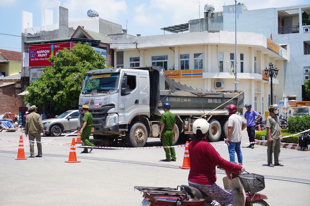 Liên tiếp xảy ra tai nạn giao thông do xe chở đất - ảnh 1