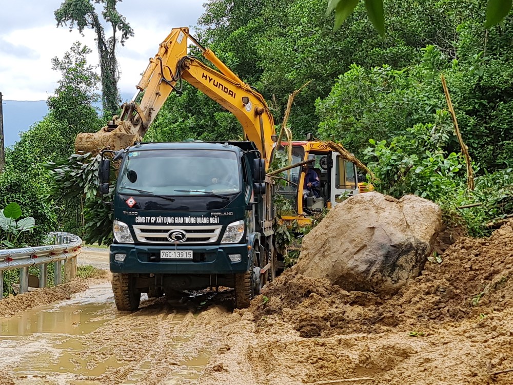 Quảng Ngãi còn hơn 3.400 lao động đang hoạt động trên các vùng biển - ảnh 2