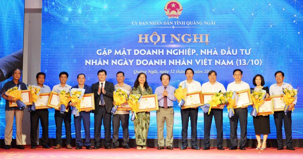 Khen thưởng doanh nghiệp có đóng góp xuất sắc trong phát triển kinh tế - xã hội của tỉnh - ảnh 4