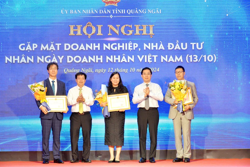 Khen thưởng doanh nghiệp có đóng góp xuất sắc trong phát triển kinh tế - xã hội của tỉnh - ảnh 2