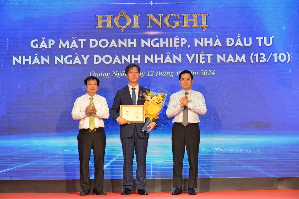 Khen thưởng doanh nghiệp có đóng góp xuất sắc trong phát triển kinh tế - xã hội của tỉnh - ảnh 3