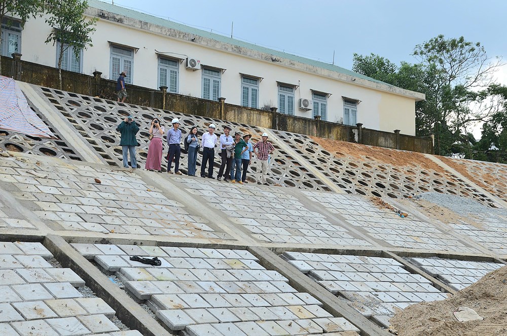 Đẩy nhanh tiến độ hoàn thành các công trình kè chống sạt lở bờ sông trước mùa mưa lũ - ảnh 2