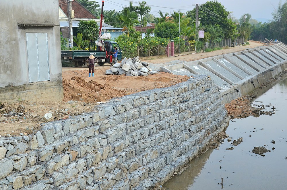 Đẩy nhanh tiến độ hoàn thành các công trình kè chống sạt lở bờ sông trước mùa mưa lũ - ảnh 5