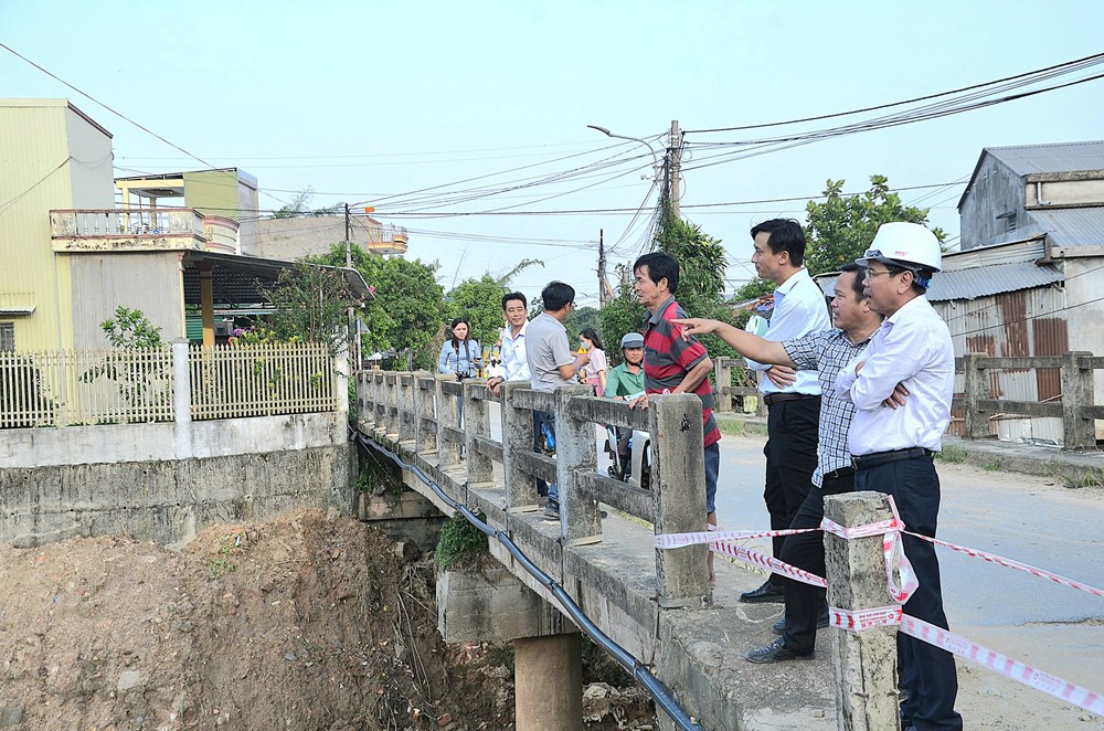 Đẩy nhanh tiến độ hoàn thành các công trình kè chống sạt lở bờ sông trước mùa mưa lũ - ảnh 4