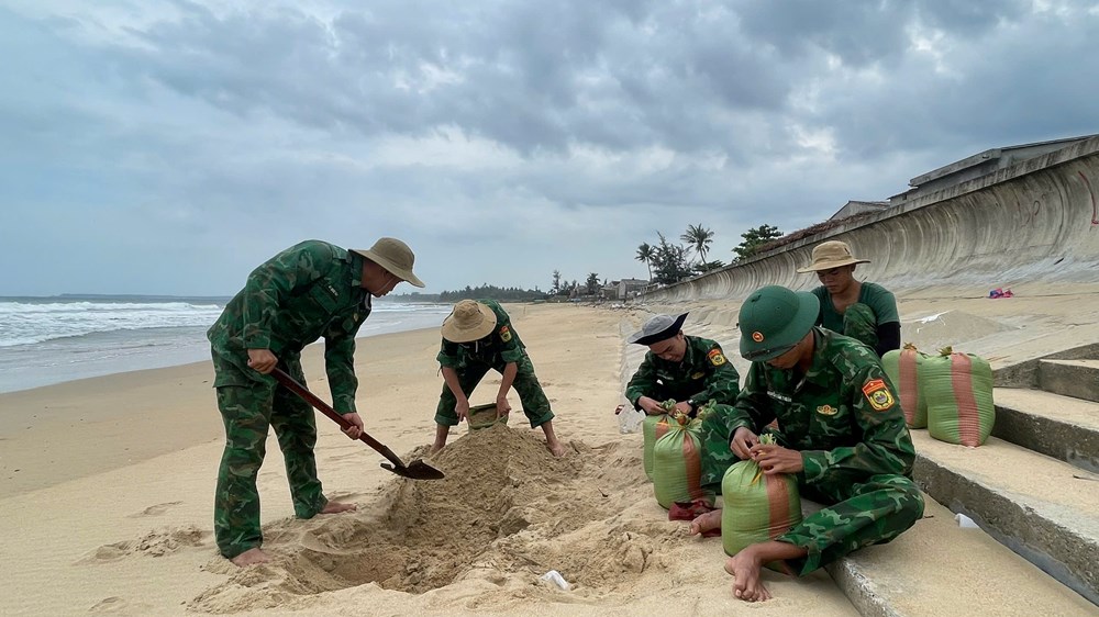 Người dân Quảng Ngãi chèn cát lên mái nhà, neo đậu tàu thuyền chống bão - ảnh 4