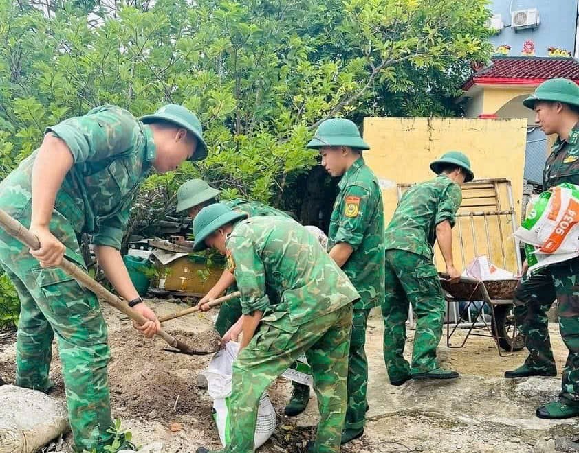 Người dân Quảng Ngãi chèn cát lên mái nhà, neo đậu tàu thuyền chống bão - ảnh 1