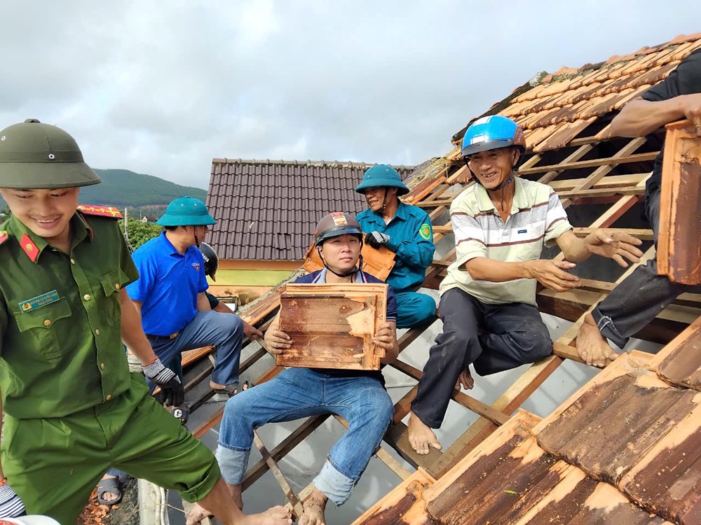 Hàng loạt nhà dân bị gió lốc làm tốc mái trong đêm - ảnh 3