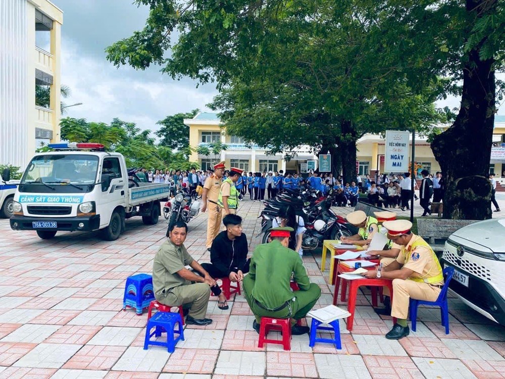 CSGT bí mật ghi hình học sinh vi phạm luật giao thông và kiểm tra các bãi giữ xe - ảnh 1