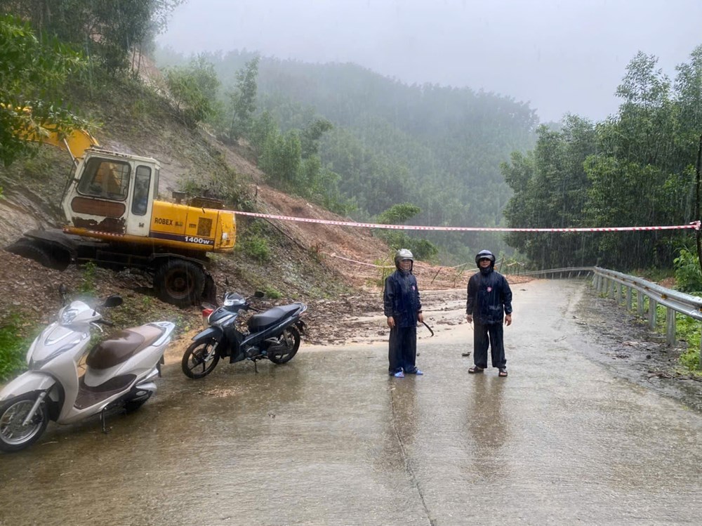 Mưa lớn kéo dài gây sạt lở, chia cắt giao thông ở Quảng Ngãi - ảnh 3