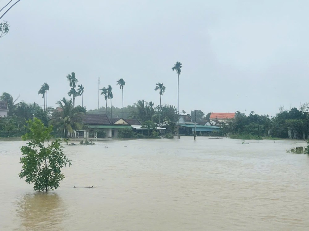 Nước lũ lên nhanh, tập trung sơ tán, di dời người dân đến nơi an toàn - ảnh 2