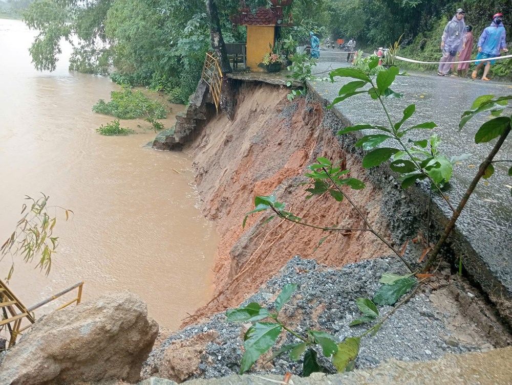 Mưa lớn kéo dài gây sạt lở, chia cắt giao thông ở Quảng Ngãi - ảnh 2