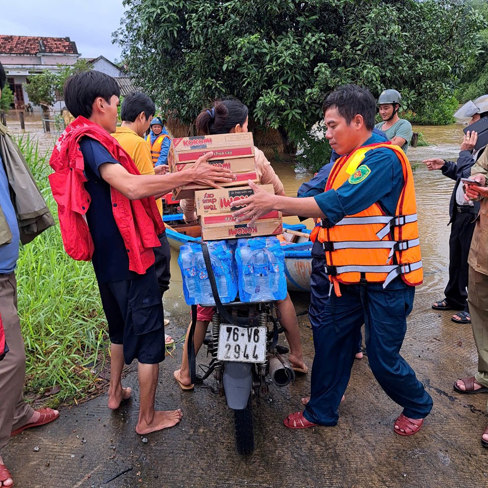 Nước lũ lên nhanh, tập trung sơ tán, di dời người dân đến nơi an toàn - ảnh 5