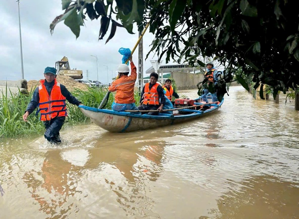 Nước lũ lên nhanh, tập trung sơ tán, di dời người dân đến nơi an toàn - ảnh 3