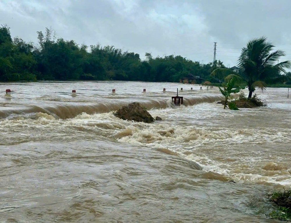 Nước lũ lên nhanh, tập trung sơ tán, di dời người dân đến nơi an toàn - ảnh 1