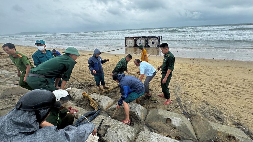 Phát hiện 3 bồn kim loại chuyên dụng trôi dạt vào bờ biển Quảng Ngãi - ảnh 2