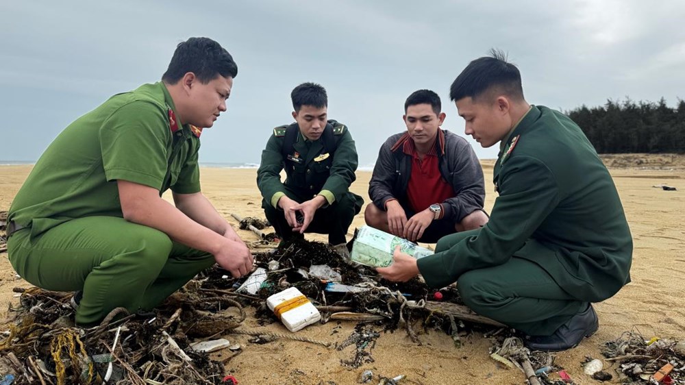 Phát hiện nhiều đồ vật nghi ma túy trôi dạt vào bờ biển Quảng Ngãi - ảnh 2