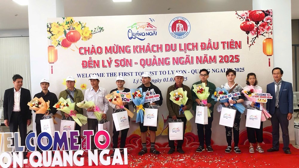 Đảo Lý Sơn đón những vị khách “xông đất” đầu năm mới 2025 - ảnh 3