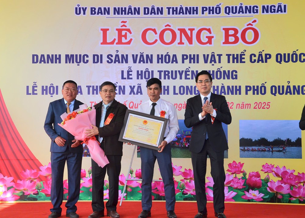 Đón nhận Bằng công nhận di sản văn hóa phi vật thể quốc gia Lễ hội đua thuyền xã Tịnh Long - ảnh 1