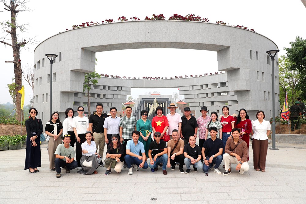 Các nghệ sĩ điện ảnh dâng hương tại Đền thờ liệt sĩ tại Chiến trường Điện Biên Phủ - ảnh 6