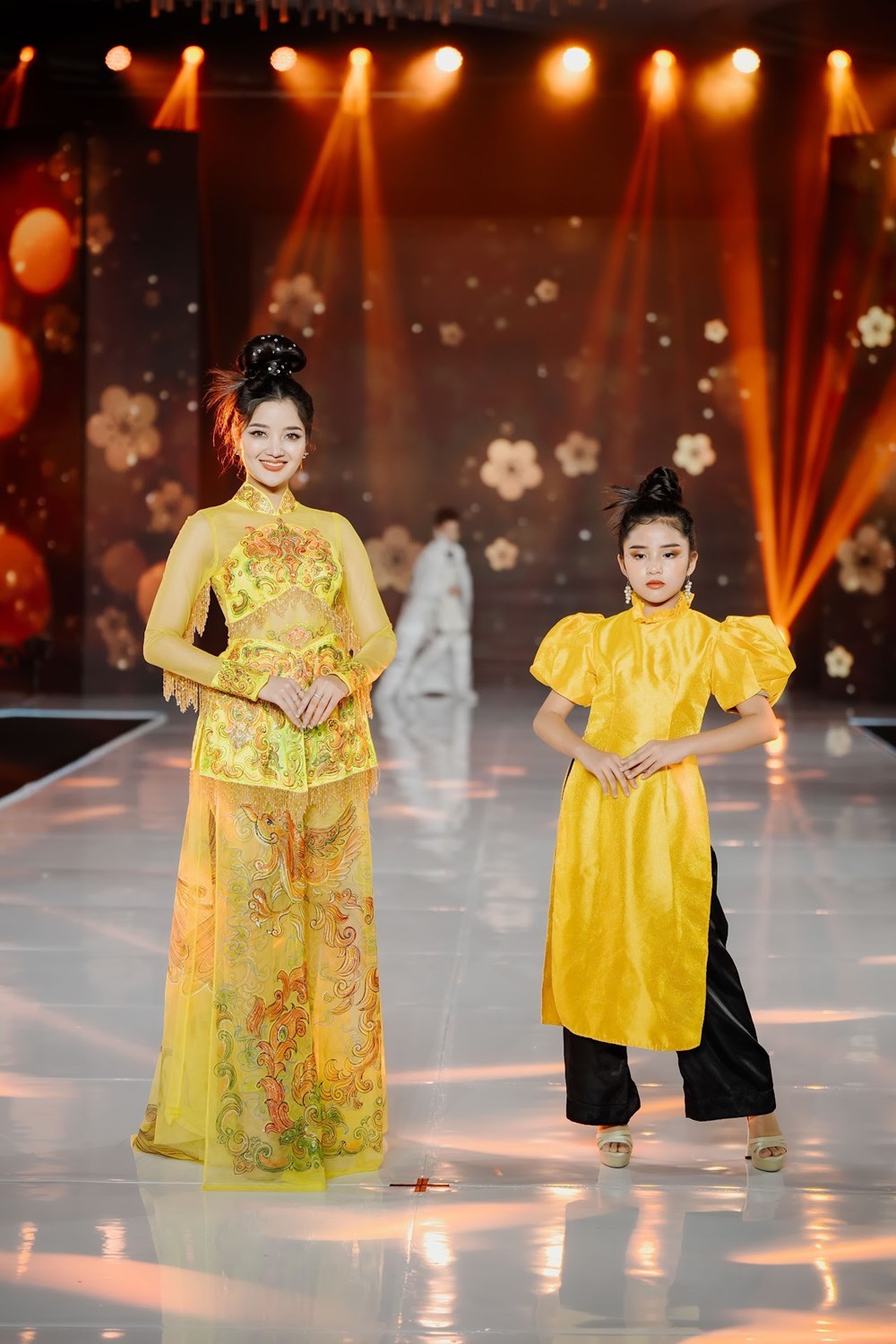Trình diễn áo dài “Niên hoa” của NTK Châu Loan tại Thái Lan - ảnh 2