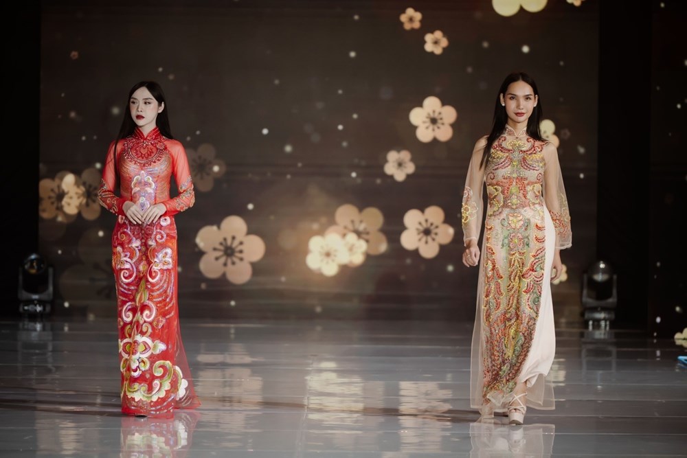 Trình diễn áo dài “Niên hoa” của NTK Châu Loan tại Thái Lan - ảnh 4