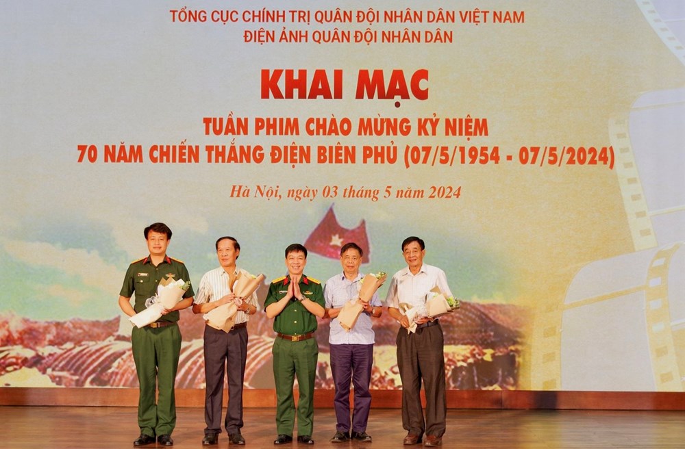 NSND Trần Lực, Thu Hà giao lưu tại Tuần phim về Chiến thắng Điện Biên  - ảnh 2