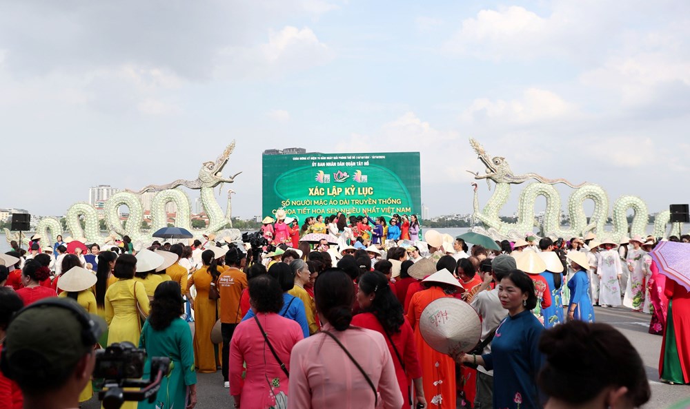 1.000 người mặc áo dài truyền thống họa tiết hoa sen xác lập kỷ lục mới - ảnh 3