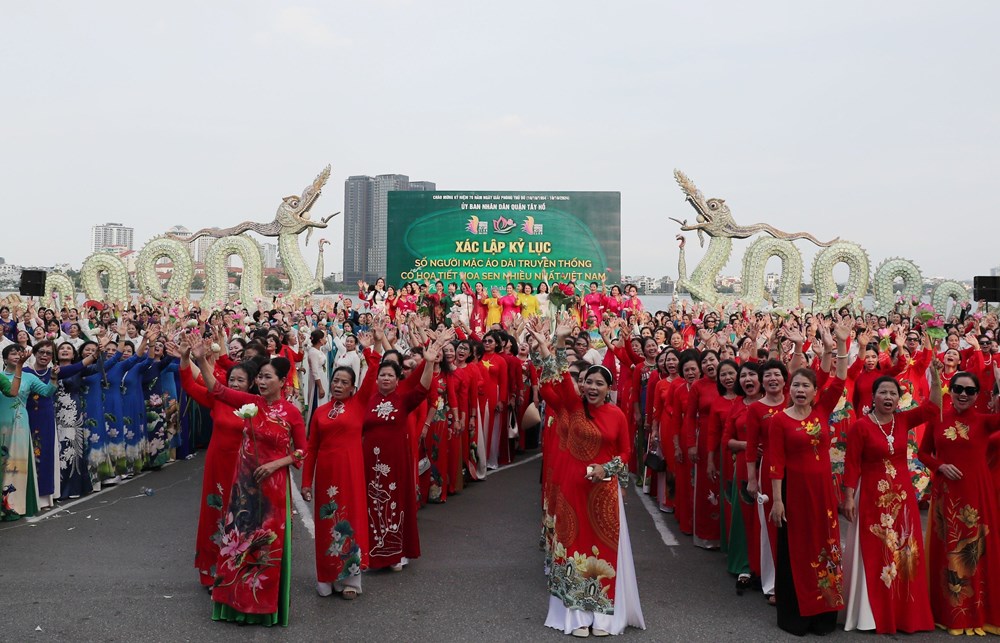 1.000 người mặc áo dài truyền thống họa tiết hoa sen xác lập kỷ lục mới - ảnh 4