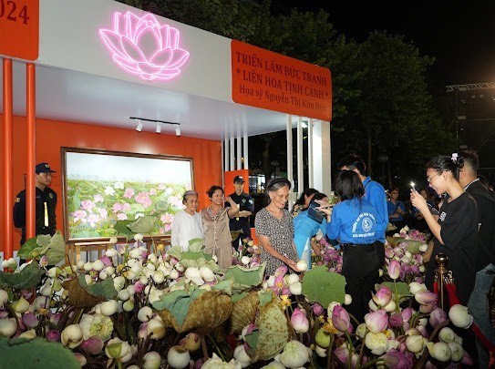 Tranh Sen Liên Hoa Tịnh Cảnh trưng bày tại lễ hội Sen Hà Nội 2024 - ảnh 1