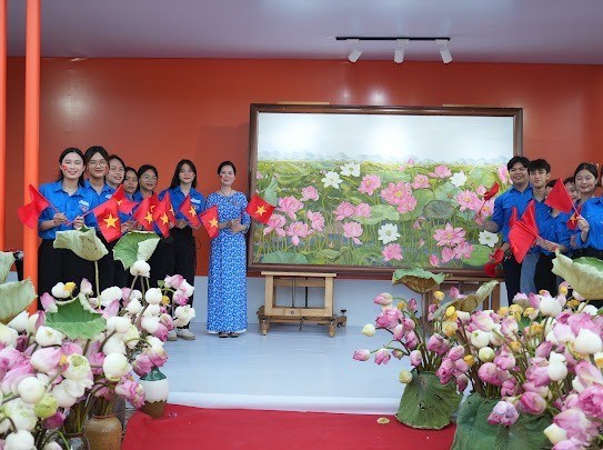Tranh Sen Liên Hoa Tịnh Cảnh trưng bày tại lễ hội Sen Hà Nội 2024 - ảnh 4