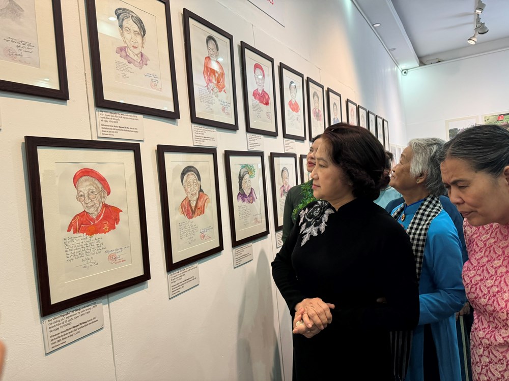  Nữ họa sĩ 76 tuổi đi dọc đất nước vẽ Mẹ Việt Nam anh hùng - ảnh 1