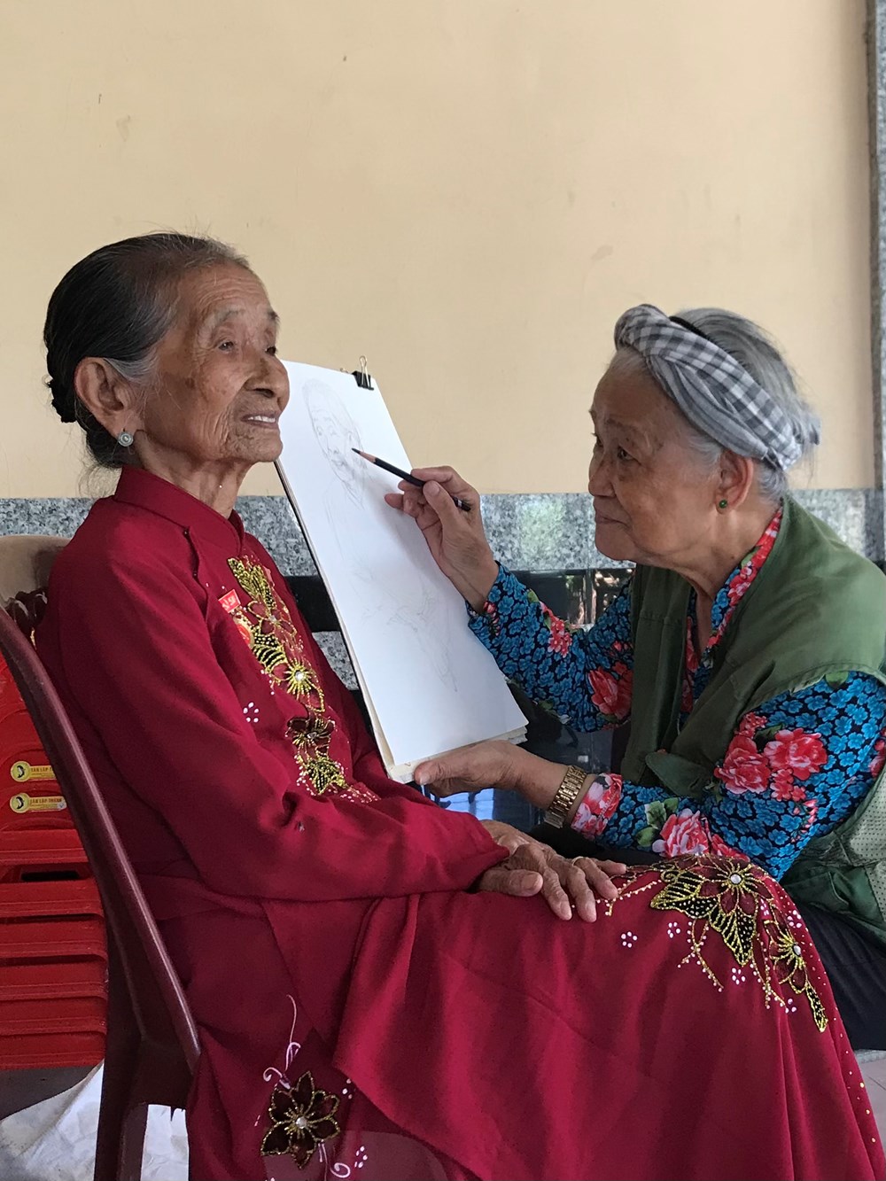  Nữ họa sĩ 76 tuổi đi dọc đất nước vẽ Mẹ Việt Nam anh hùng - ảnh 4