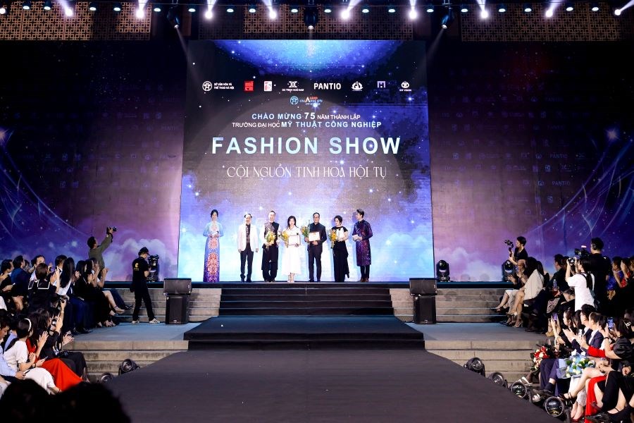  Cảm xúc đa chiều trong fashion show “Cội nguồn tinh hoa hội tụ”   - ảnh 2