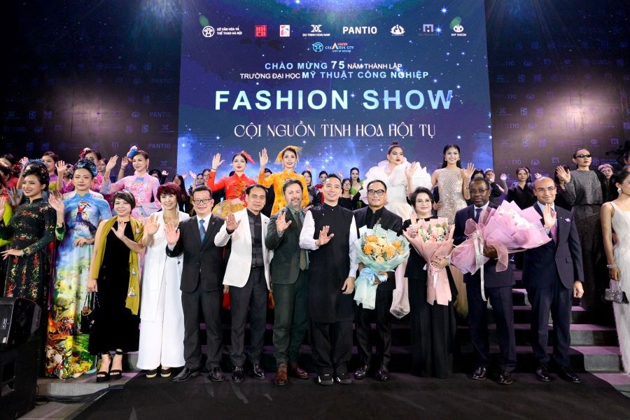  Cảm xúc đa chiều trong fashion show “Cội nguồn tinh hoa hội tụ”   - ảnh 6