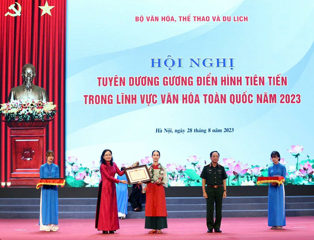  NSƯT Thu Hằng với những dấu ấn nghệ thuật từ trái tim  - ảnh 1