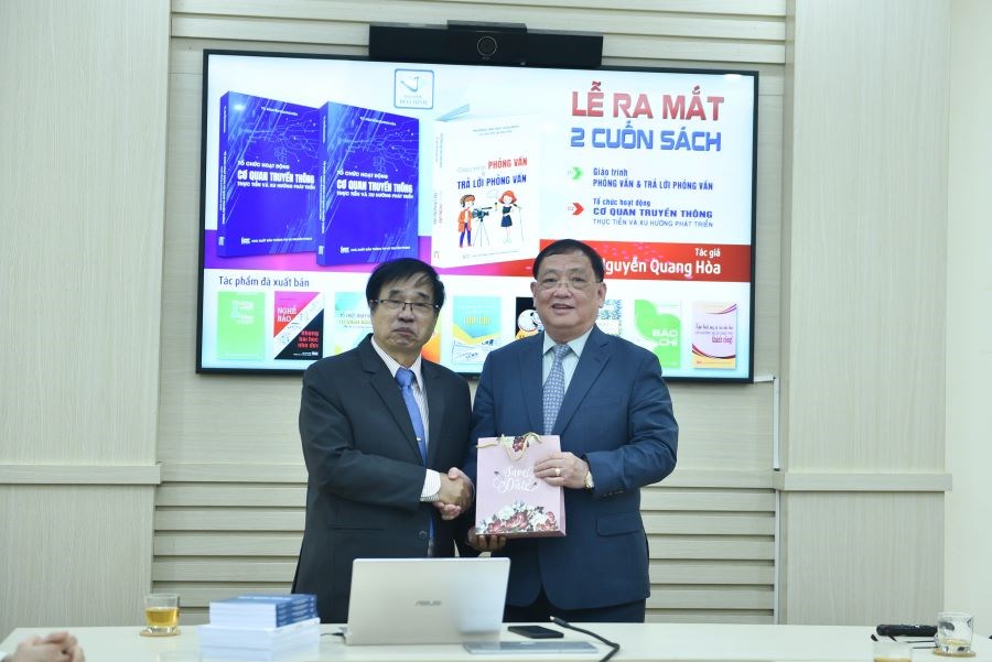 Nhà báo Nguyễn Quang Hòa ra mắt hai ấn phẩm cho người làm báo - ảnh 1