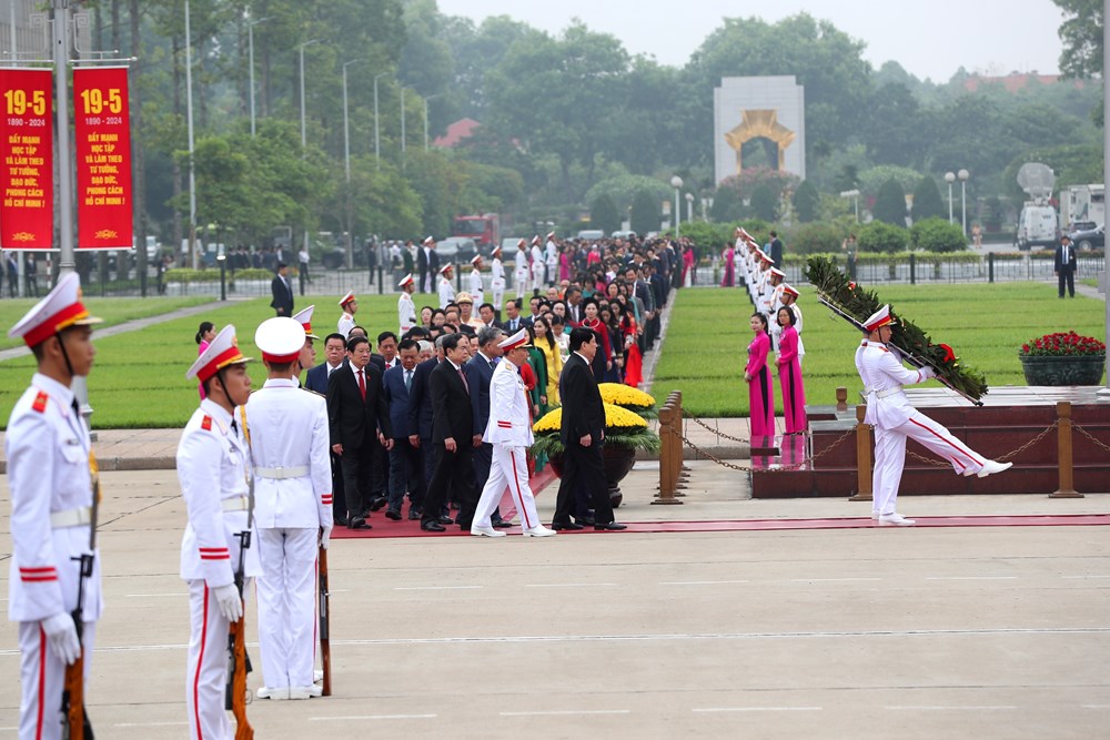Đại biểu Quốc hội vào Lăng viếng Chủ tịch Hồ Chí Minh - ảnh 2