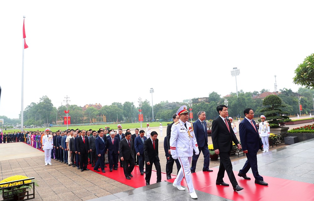Đại biểu Quốc hội vào Lăng viếng Chủ tịch Hồ Chí Minh - ảnh 6