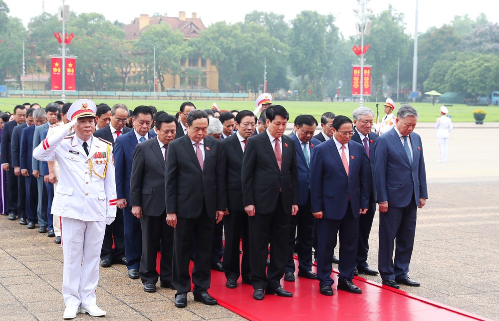 Đại biểu Quốc hội vào Lăng viếng Chủ tịch Hồ Chí Minh - ảnh 5