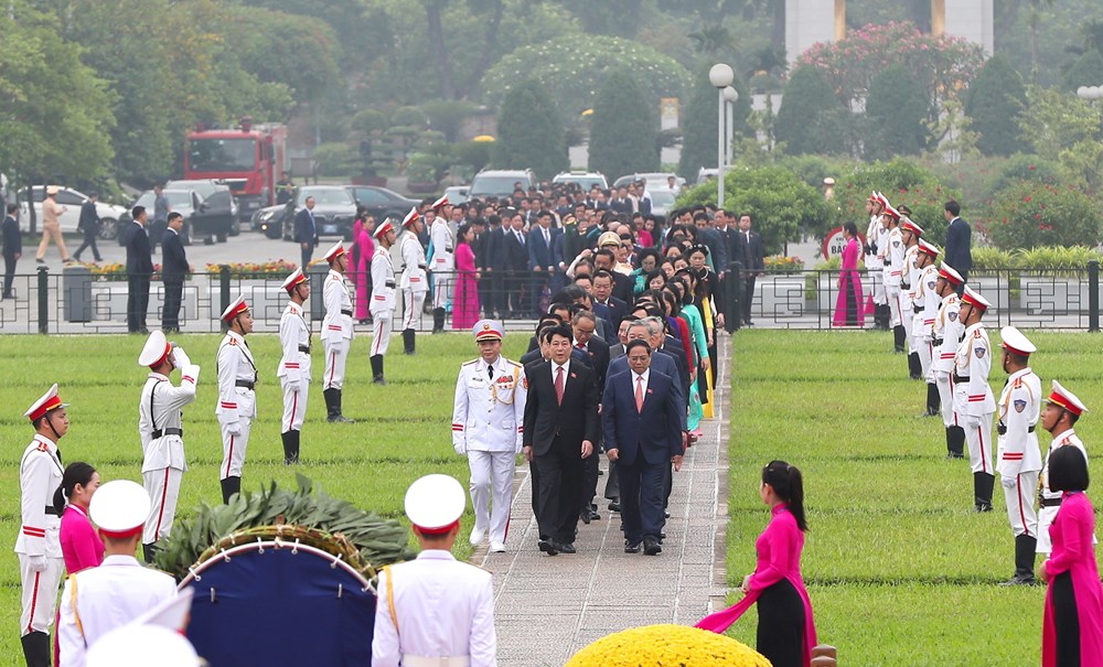 Đại biểu Quốc hội vào Lăng viếng Chủ tịch Hồ Chí Minh - ảnh 3