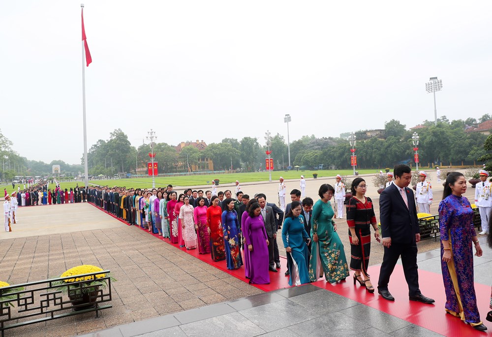 Đại biểu Quốc hội vào Lăng viếng Chủ tịch Hồ Chí Minh - ảnh 7