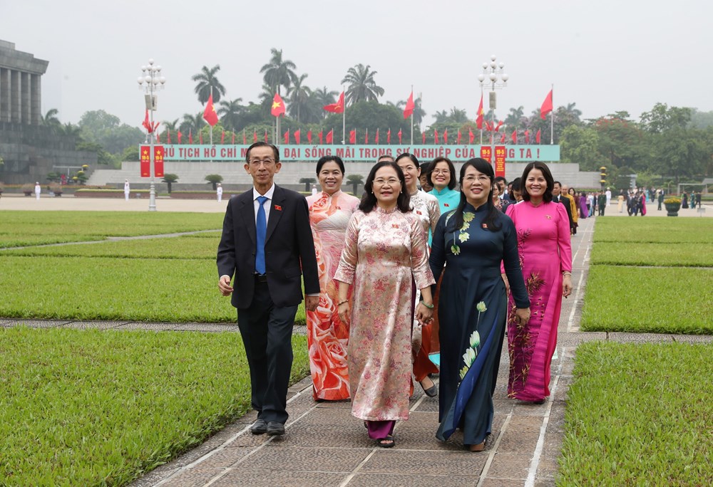 Đại biểu Quốc hội vào Lăng viếng Chủ tịch Hồ Chí Minh - ảnh 8