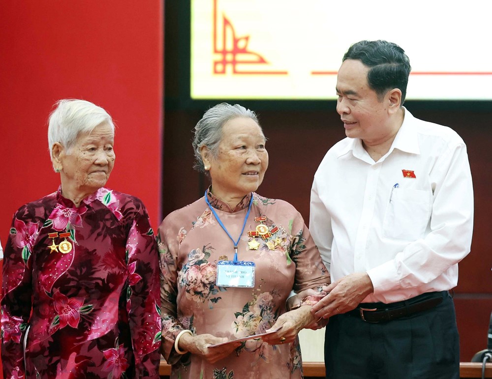 Chủ tịch Quốc hội Trần Thanh Mẫn trao quà tặng người có công với cách mạng tỉnh Hậu Giang - ảnh 2