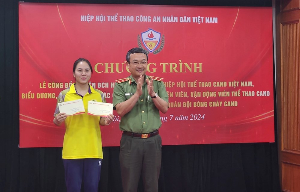 Trịnh Thu Vinh được Bộ Công an khen thưởng trước khi lên đường dự Olympic - ảnh 1