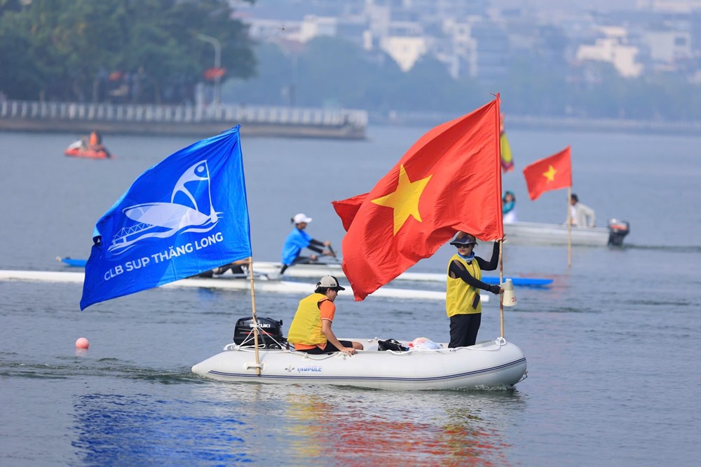 48 đội thuyền rồng thi đấu sôi nổi tại Giải bơi chải thuyền rồng Hà Nội mở rộng 2024 - ảnh 3