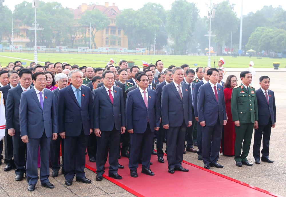 Lãnh đạo Đảng, Nhà nước và các đại biểu Quốc hội vào Lăng viếng Chủ tịch Hồ Chí Minh - ảnh 2