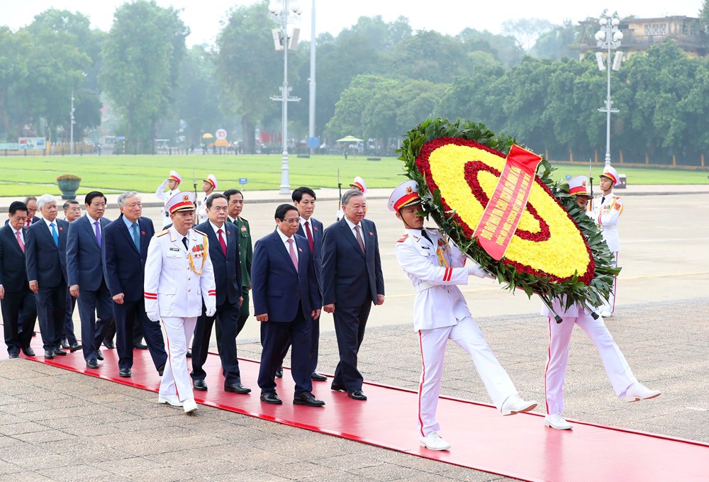 Lãnh đạo Đảng, Nhà nước và các đại biểu Quốc hội vào Lăng viếng Chủ tịch Hồ Chí Minh - ảnh 3