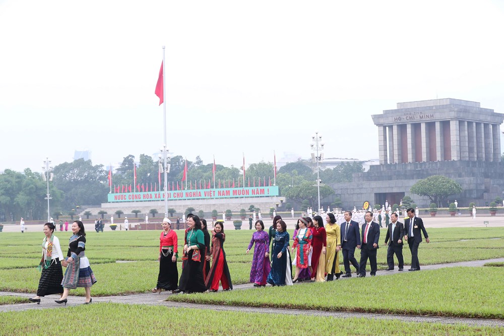 Lãnh đạo Đảng, Nhà nước và các đại biểu Quốc hội vào Lăng viếng Chủ tịch Hồ Chí Minh - ảnh 6